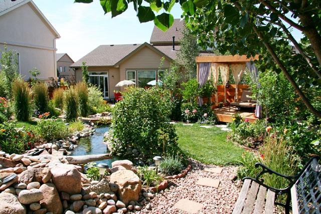 záhradné nápady-idylické-vodné-jazierko-pergola-záclony na ochranu osobných údajov