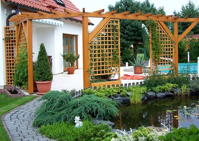 záhradná pergola s mrežami na lezenie rastlín prírodný rybník