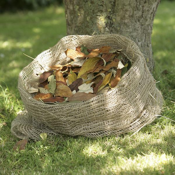 Príprava jesenného lístia na hnojenie, terénne úpravy, vytváranie kompostu