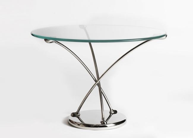 kovový stojanový nábytok zo skleneného taniera od Brada Pitta