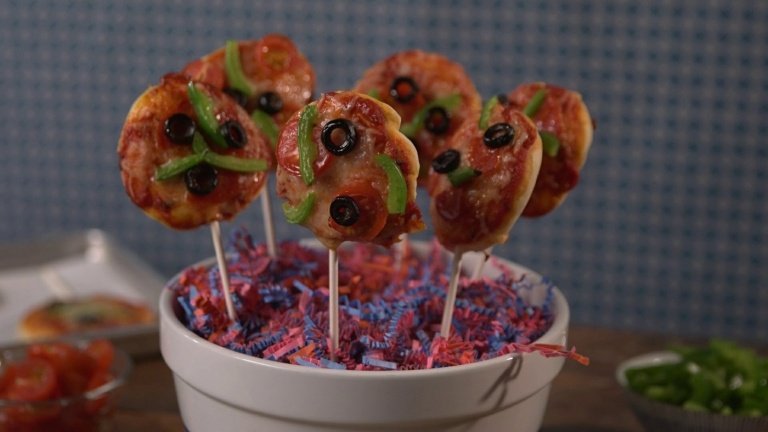 Pizzu pripravujte inak a na paličke - nápad s olivami a paprikou