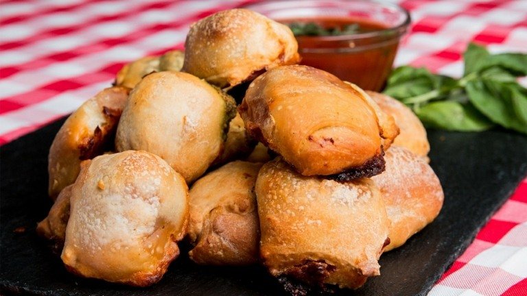 Malé kousky pizze sú perfektné na filmový večer alebo na večierok a na cestách