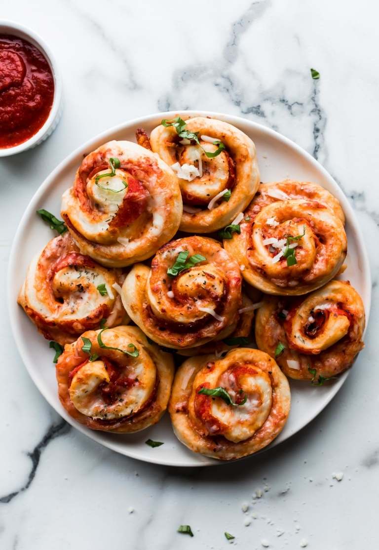 Z domáceho cesta na pizzu upečte chrumkavé rožky