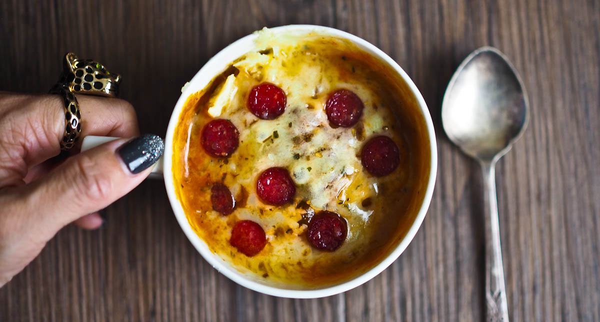 Lahodná pizza v šálke so salámou a mozzarellou