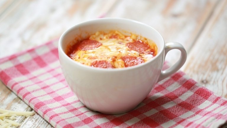 Pizza s rozdielom v šálke pre rýchle a jednoduché jedlo z mikrovlnnej rúry