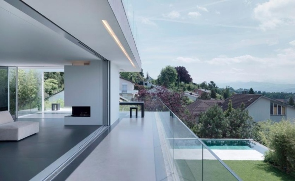 veľké sklenené okná balkónové sklenené zábradlie Sklenené zábradlie s veľkým posuvným oknom