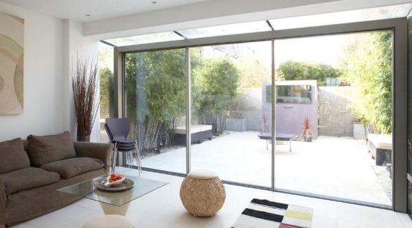 Posuvné sklenené dvere do záhradného domčeka Bytový dom s posuvným sklom a rámom