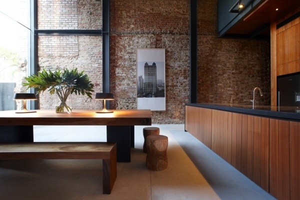 neošetrené tehlové múry drevený kuchynský kút jedálenský kút neošetrené tehlové múry drevené parkety kuchyňa jedálenský kút