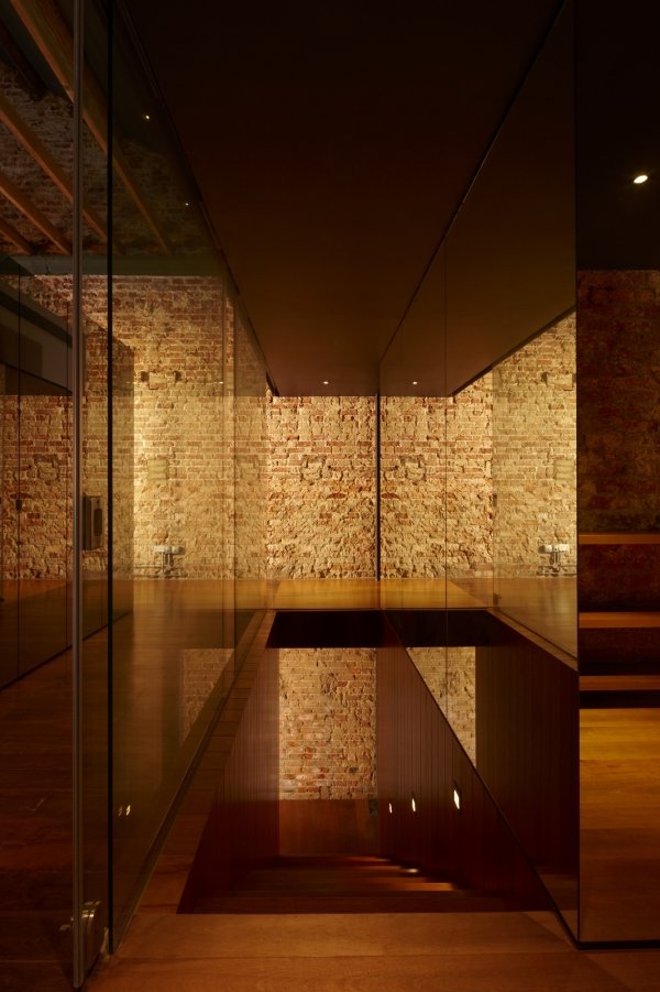 schodisko zrkadlové steny tehlové múry schodisko zrkadlové steny tehlové múry menia architektov