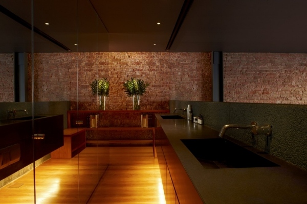 dizajn kúpeľne tehlové múry drevená podlaha dizajn kúpeľne starý dom prerobiť tehlové múry drevená podlaha