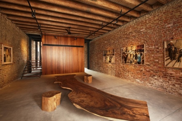 starý dom Singapur prerobiť drevené prvky tehlové múry stará komerčná budova prerobiť drevené prvky tehlové múry