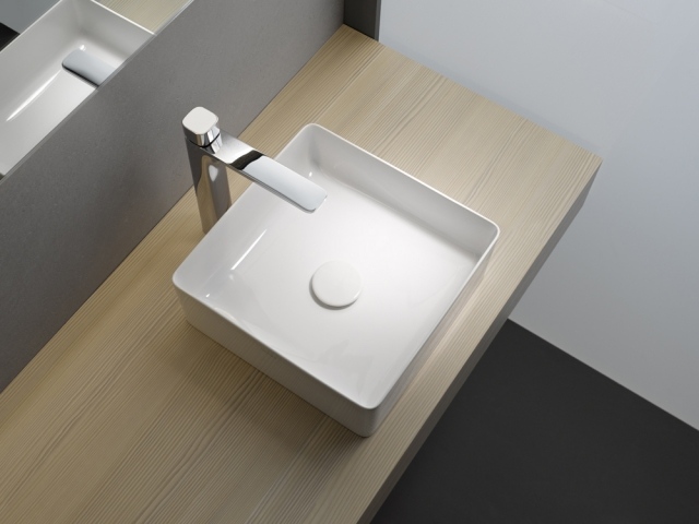 umývadlové misy hranatý biely faucet beží