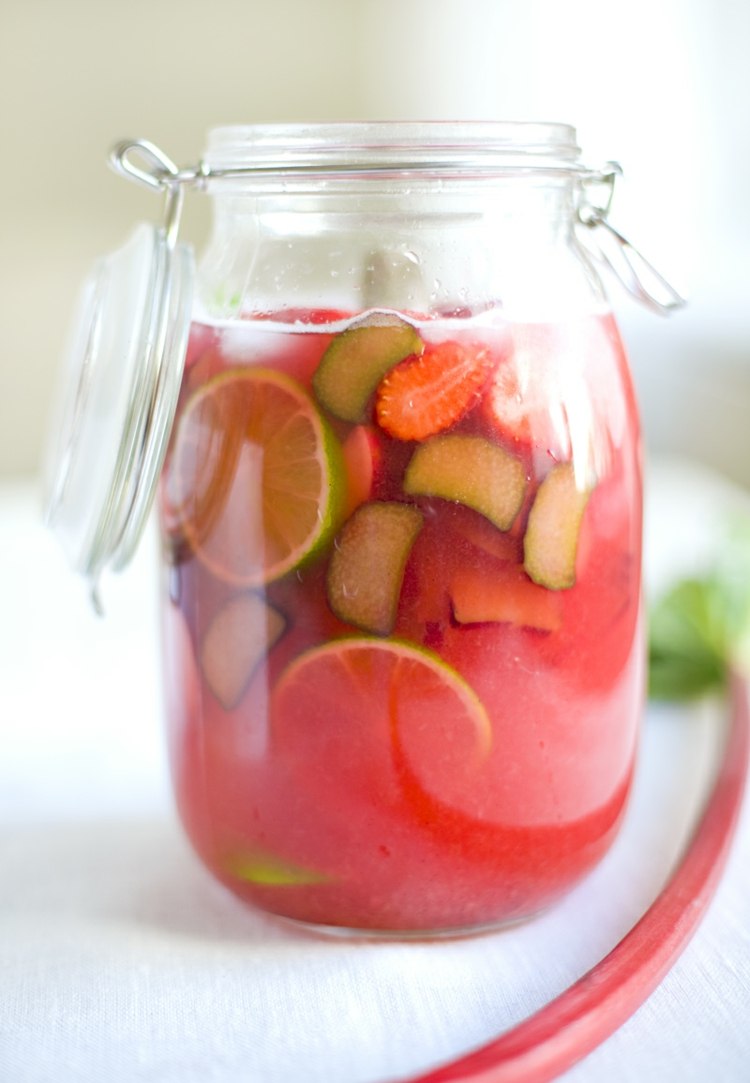 Rebarborová sezóna s čerstvou limonádou alebo džúsom Rebarborová limonáda čisté osvieženie