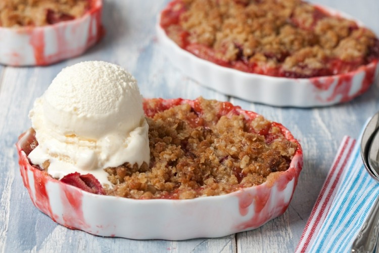 Rebarborová sezóna so streusel koláčom Rebarborovo-streusel-koláč-so-zmrzlinou