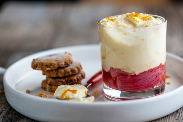 Rebarborová sezóna s creme fraiche Rebarborový krémový koláč