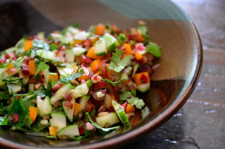 Rebarborová sezóna so salsa šalátom Rebarborový šalát typu salsa