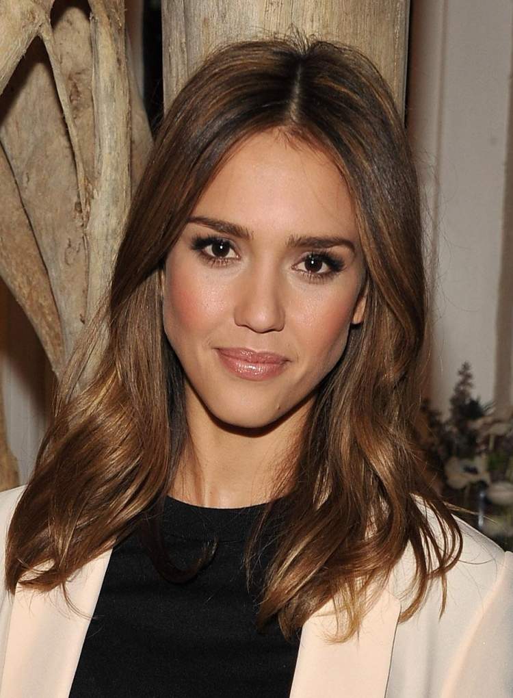 účes-tvar-tváre-dlhý-rovný-rovný-jessica-alba