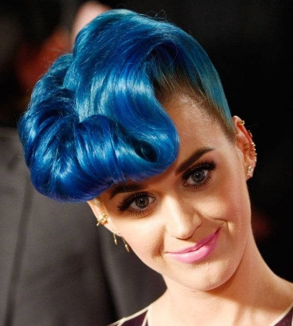 Katy Perry s modrými vlasmi a náušnicami katy-perry-piercing-ušné prstene-modré vlasy