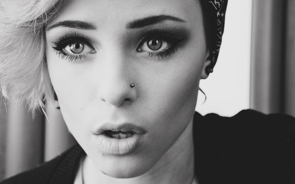 Piercing do nosa - čiernobiely obrázok krásny-model-s-piercingom-čierno-biely
