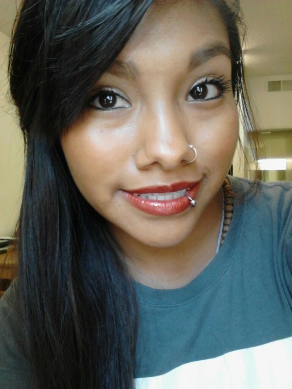 Hojenie piercingu závisí od typu pokožky piercing-nos-pery-žena-smiech-dlhé vlasy