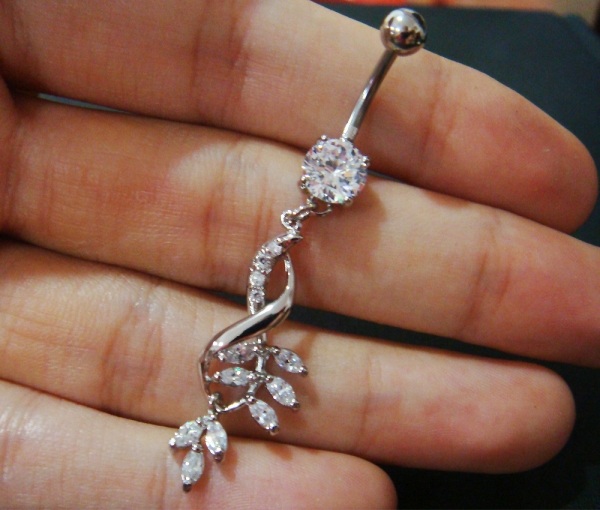 Šperky na bruchu - elegantný piercing do pupka piercing-kus-na-ruku-s-kamienkami-šperky