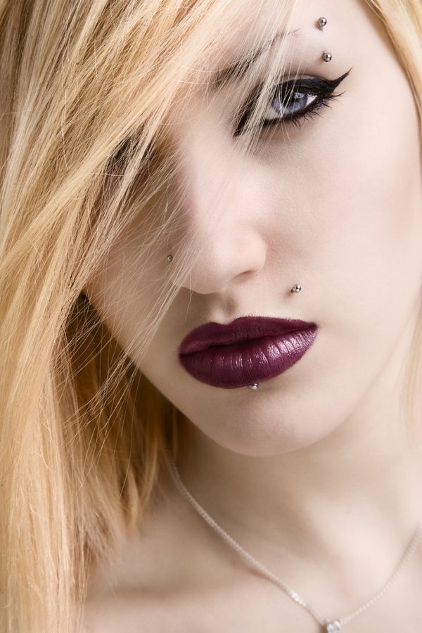 Účinný piercing na perách a obočí piercing-blond-oči-obočie-horná pera