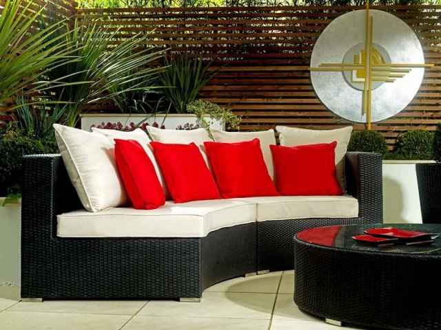 ratanové záhradné sedacie kreslo červené vankúše čalúnenie