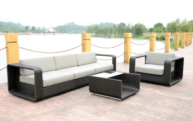 moderný záhradný nábytok dizajnové kreslo konferenčný stolík ratan