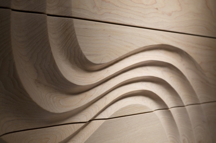 Komoda má prvky v tvare vlny, ktoré boli inšpirované morom ručne vyrábaný dizajn komody do spálne martin gallagher