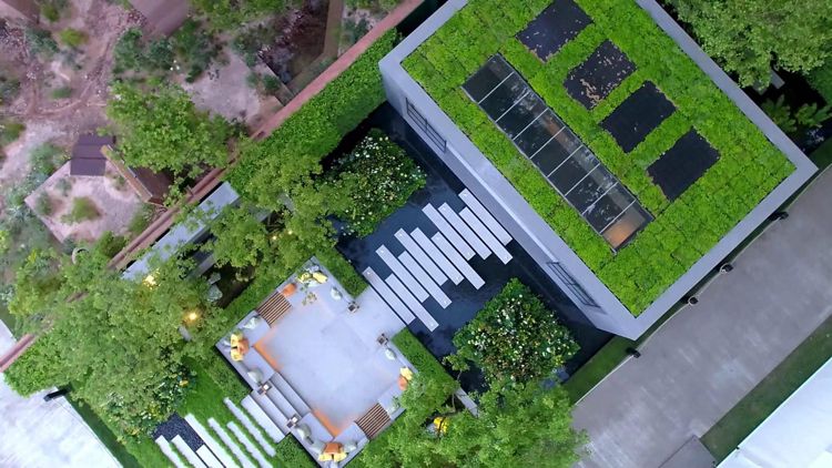 Moderné záhradné posedenie pri jazierku s výhľadom na jazero s plávajúcimi stupňovými platňami