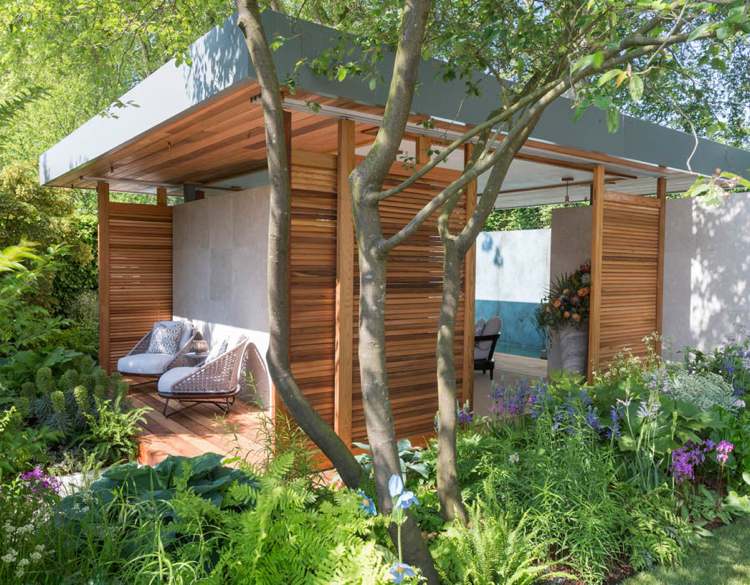 Altánok vyrobený z drevených trvaliek v tieni stromov