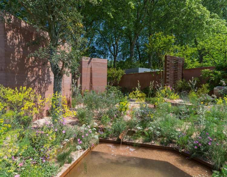 Stredomorské záhradné jazierko s lemom z cortenovej ocele