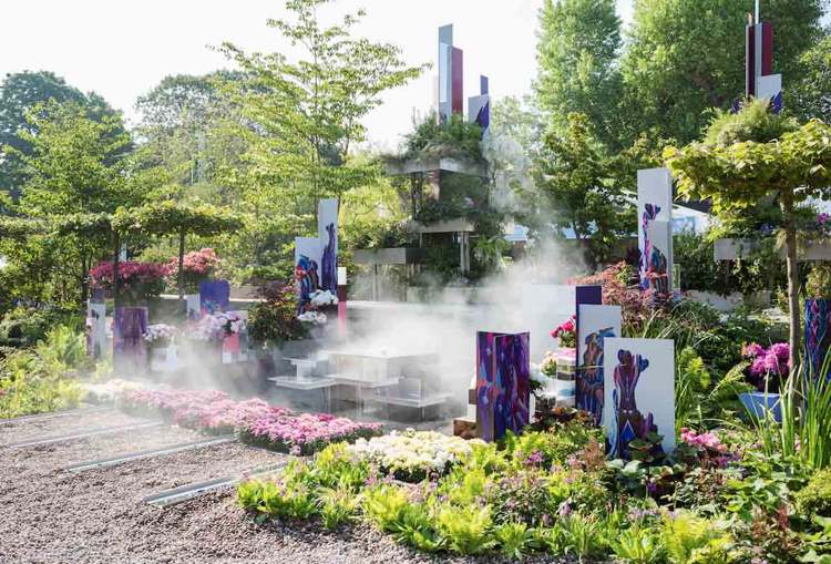 Záhrada vodnej hmly ružovo kvitnúce trvalky fialové dekorácie