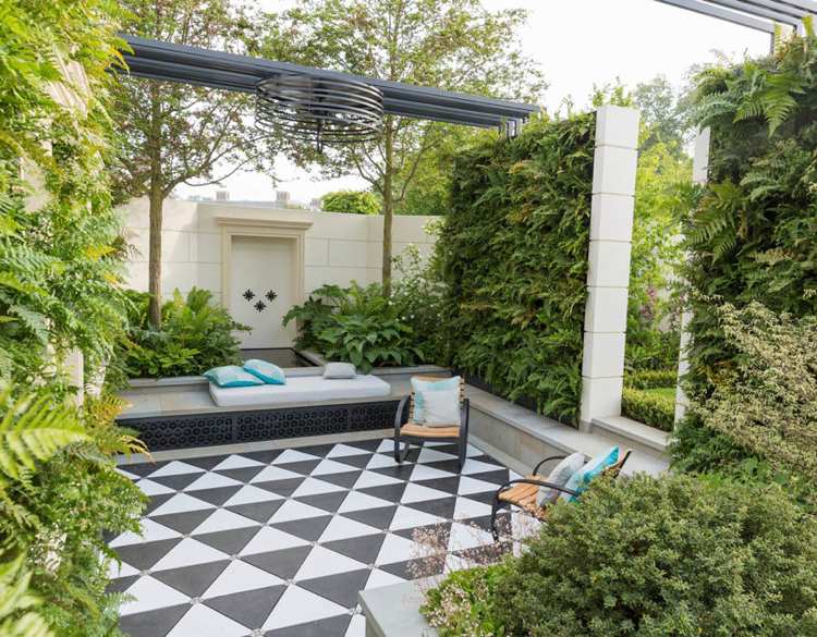 Terasa súkromná obrazovka zvislé papradie dlažba biela čierna stena fontána