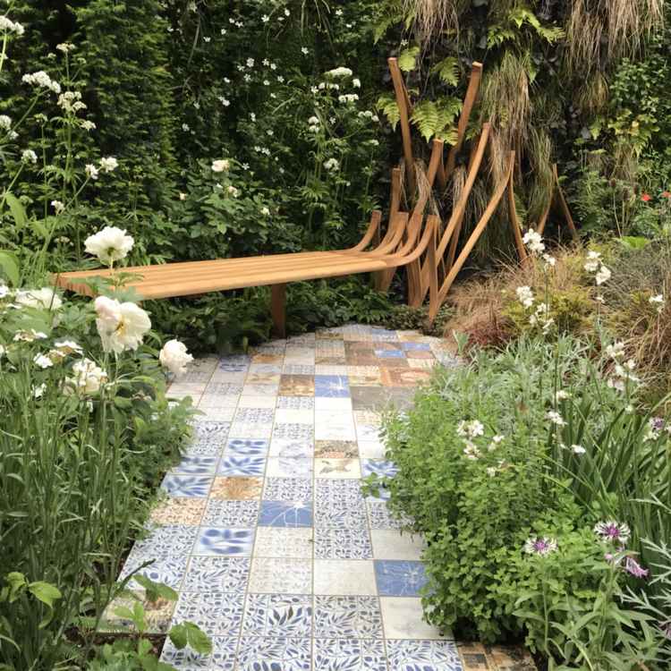 Drevená lavička so vzorom chodníka v stredomorskom štýle