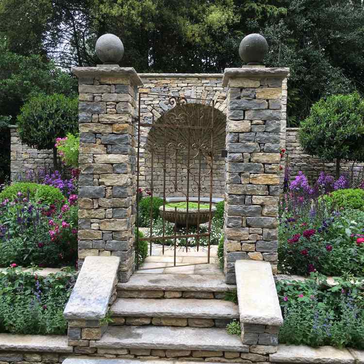 Kovová brána kamenné stĺpy anglická záhrada