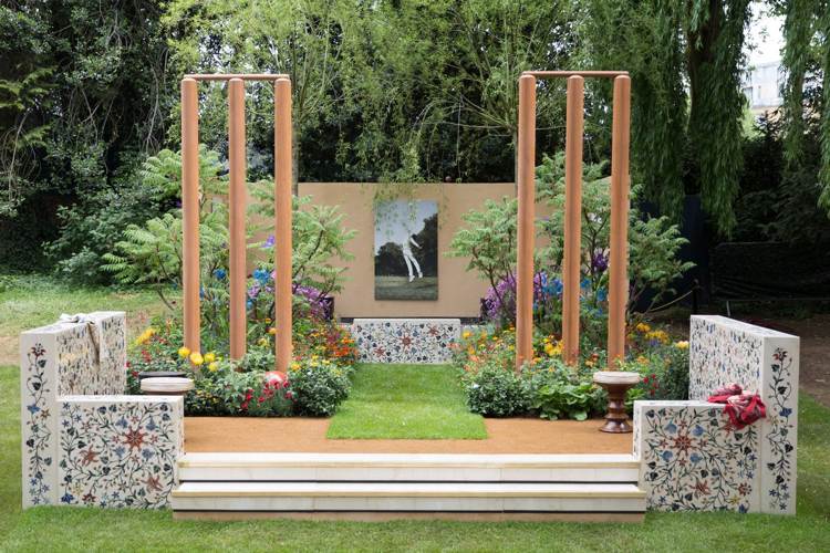 Záhradný dizajn inšpirovaný farebnými kvetinovými mozaikami z Indie