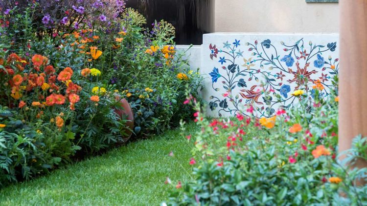 farebné záhradné kvety priečka na trávnik s kvetinovým vzorom