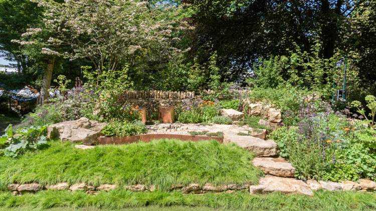 Prírodný kameň béžová oceľová posteľ Corten obklopuje prírodnú záhradu