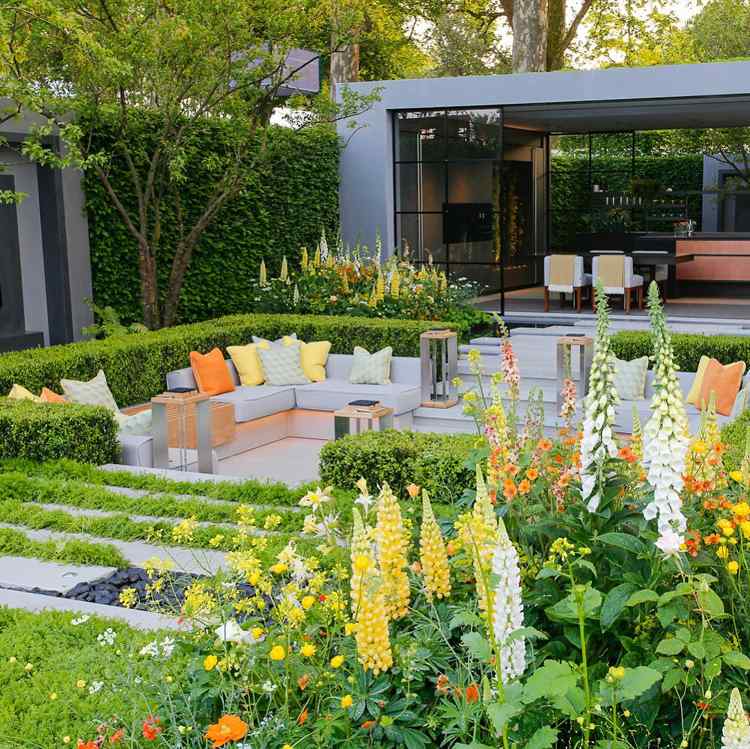 zapustené posedenie záhrada žltá oranžová sivá biela farby moderné