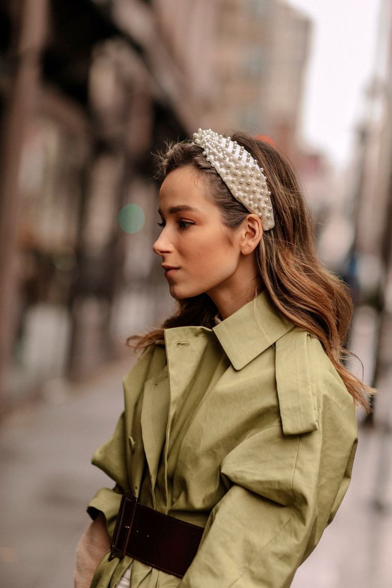 Doplnky do vlasov čelenka s perlami letné vlasové trendy
