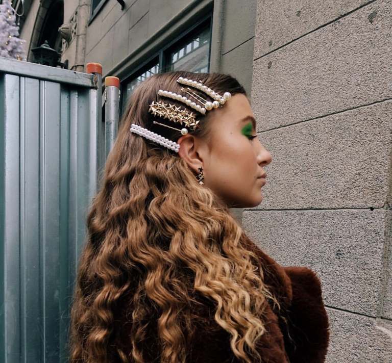 Doplnky do vlasov perlový vlasový klip trend letný očný make -up hnedé vlasy