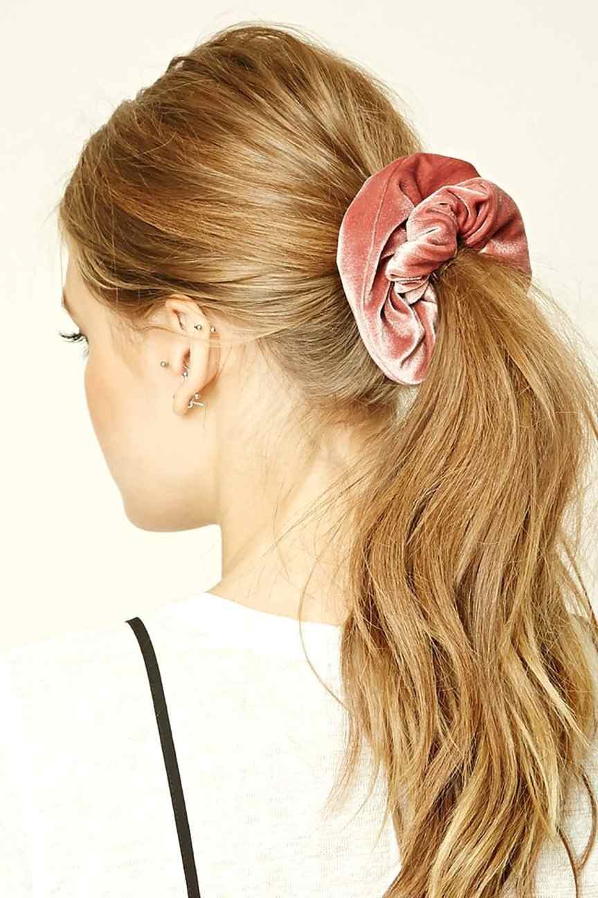 Doplnky do vlasov scrunchie zamatový účes s tmavými blond vlasmi