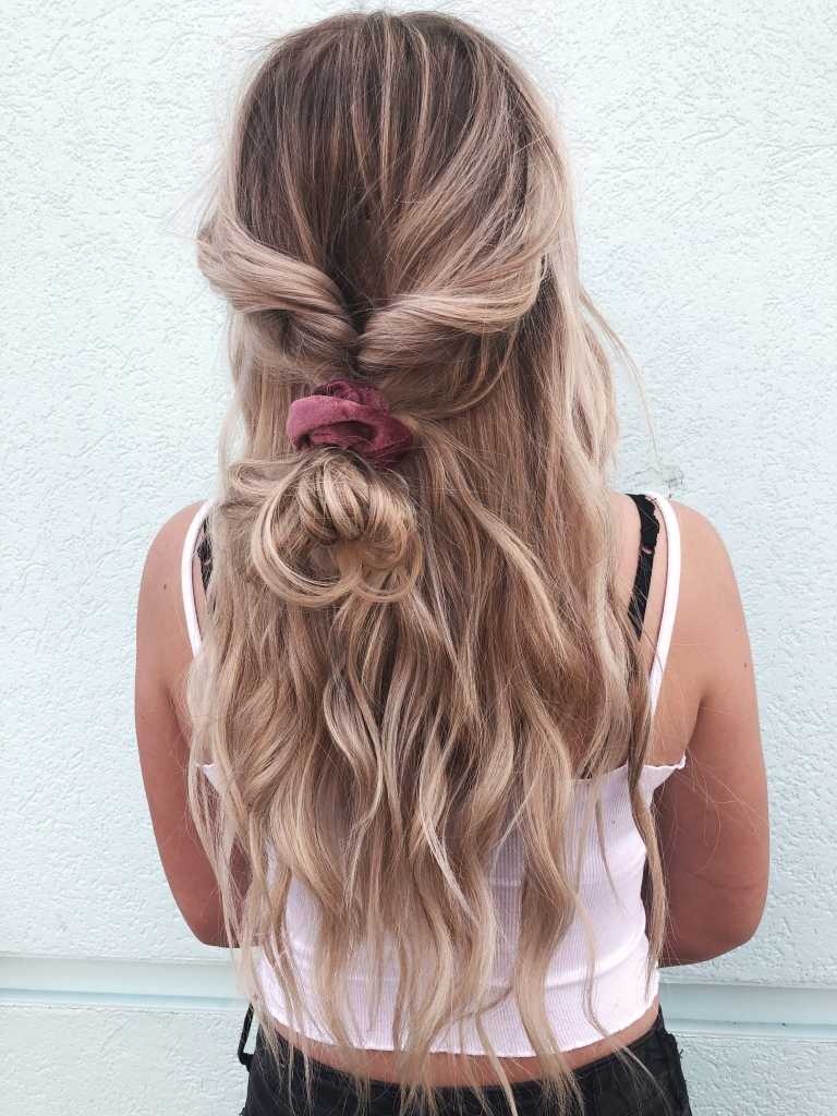 Doplnky do vlasov scrunchie trend letné účesy účesy nápady blond vlasy