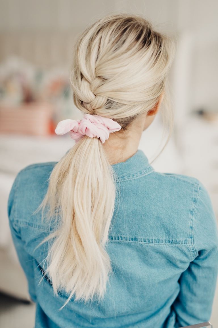 Doplnky do vlasov scrunchie návod na zapletanie vlasov účesy ženy blond vlasy riflová košeľa