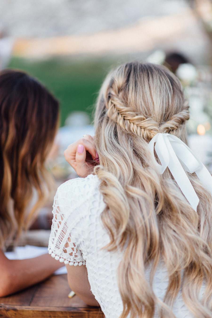 Vlasové doplnky vlasová mašľa vlasový štýl letné tričko blond vlasy