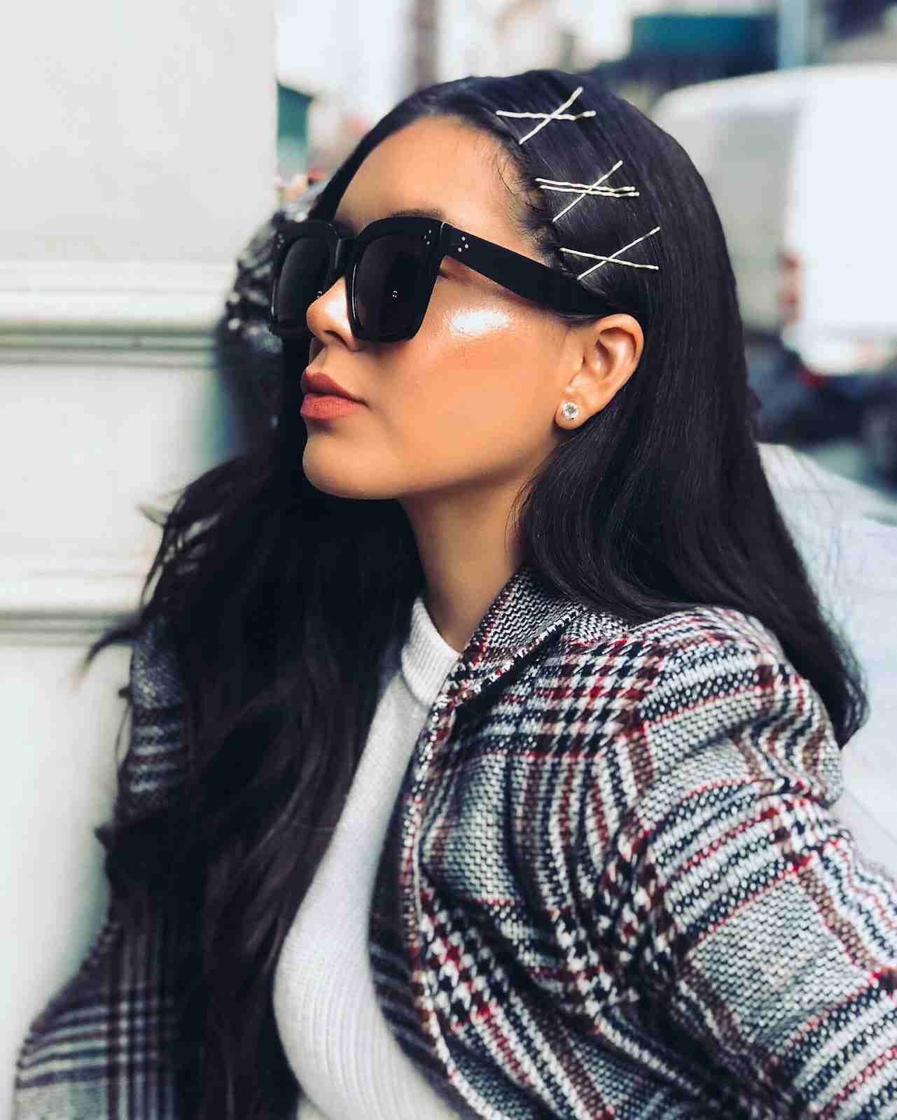 Vlasové doplnky bobby pins letné čierne vlasy slnečné okuliare módne trendy