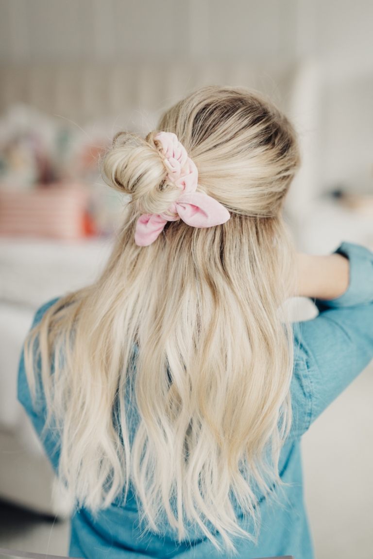 Vlasové doplnky Scrunchie Trend vlasov Letný pol drdol Účes dlhé vlasy