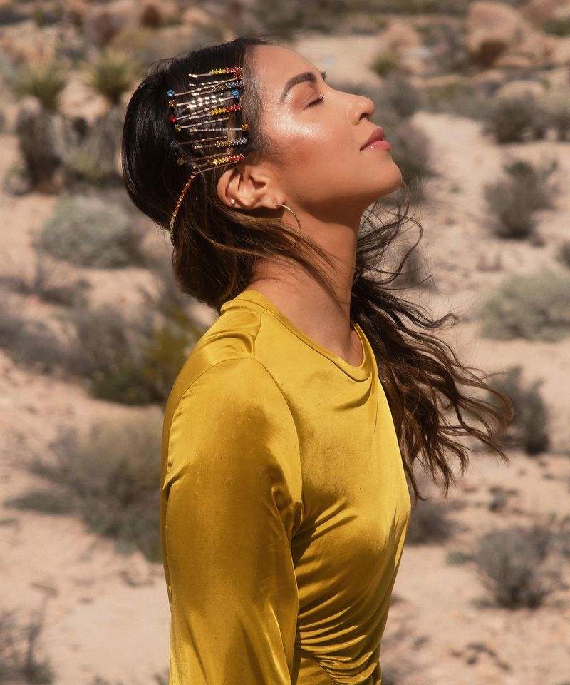 Vlasové doplnky bobby pins boho look žlté šaty festivalové oblečenie