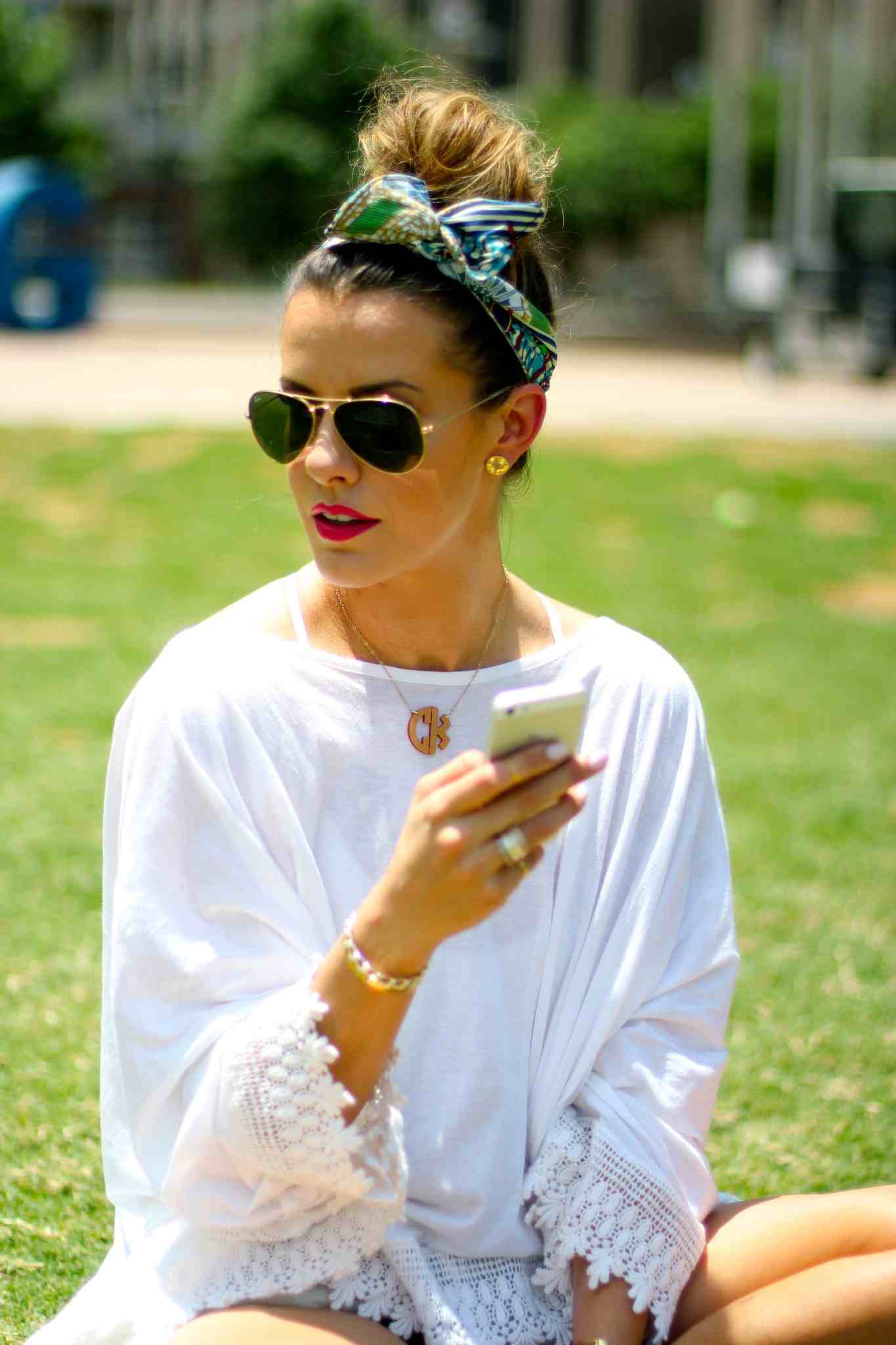 Doplnky do vlasov čelenka strapatý účes drdol biela košeľa letné módne trendy